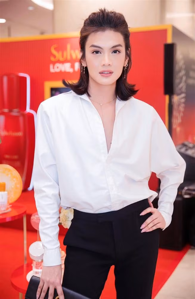 Những bộ trang phục mang đậm phong cách Đào Bá Lộc. Anh thích phối sơ mi với những chiếc quần dài, giản dị nhưng không kém phần thanh lịch, thời thượng.