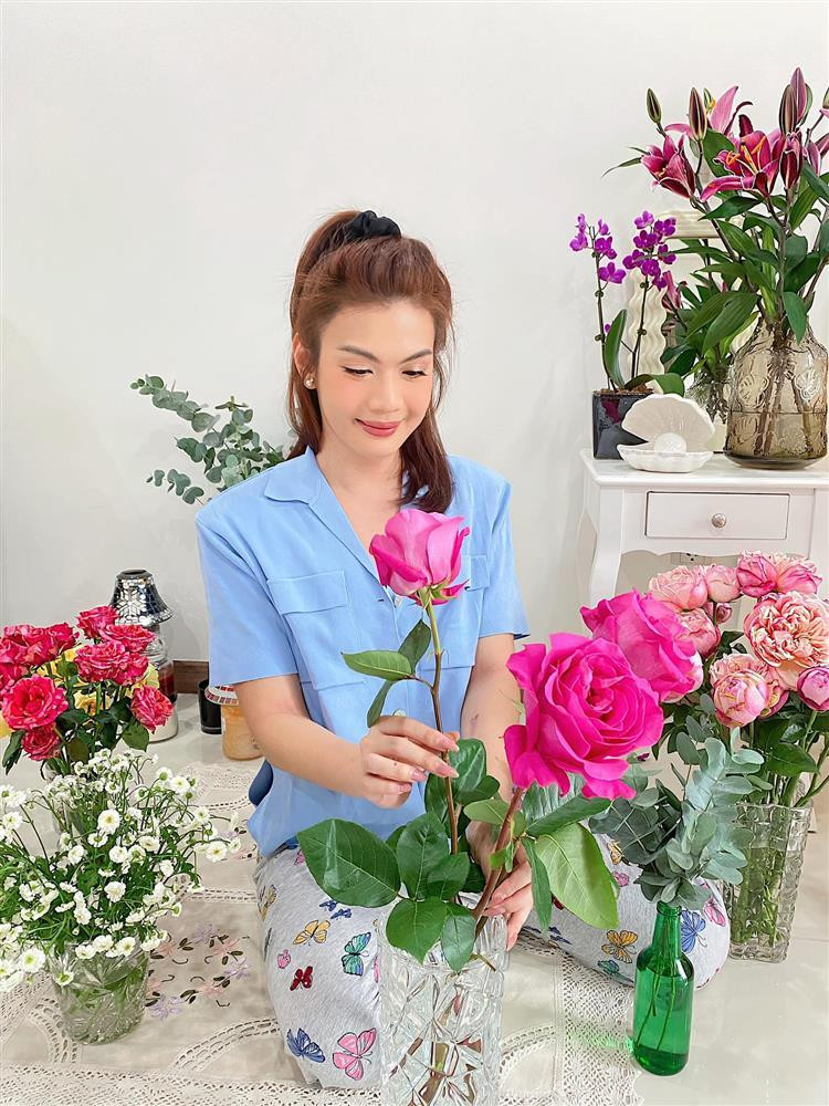 Sau thời gian theo đuổi hình ảnh unisex (phi giới tính), Đào Bá Lộc khoảng 1 năm trở lại đây gần như chuyển hẳn sang phong cách nữ nhi. Nam ca sĩ nuôi tóc dài, ăn mặc và trang điểm điệu đà hơn. Trong bức ảnh cắm hoa mới chia sẻ, Đào Bá Lộc khiến nhiều đồng nghiệp và khán giả phải ngỡ ngàng vì quá xinh đẹp. "Ủng hộ tiểu nữ một nhành hoa chứ. Mùa này tiểu nữ và gia quyến chỉ toàn ăn mì tôm", giọng ca 9X dí dỏm viết kèm.