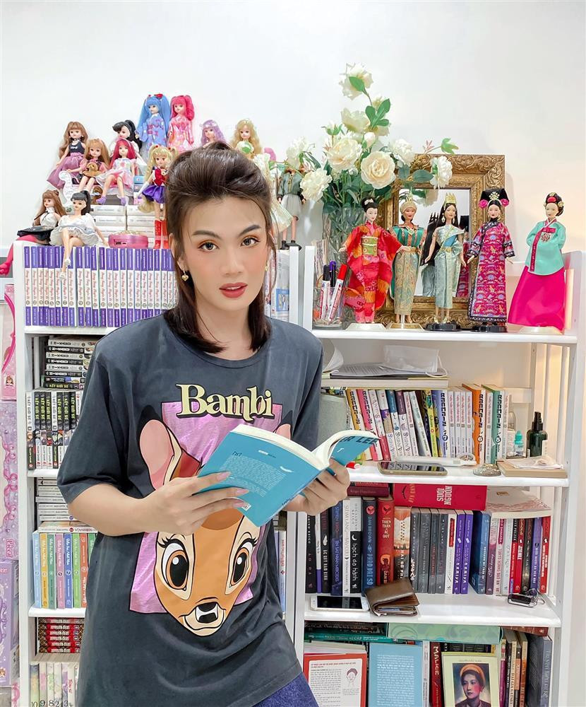 Giọng ca sinh năm 1993 cũng rất chăm chút cho bộ móng của mình, thường chọn màu nail nhã nhặn.