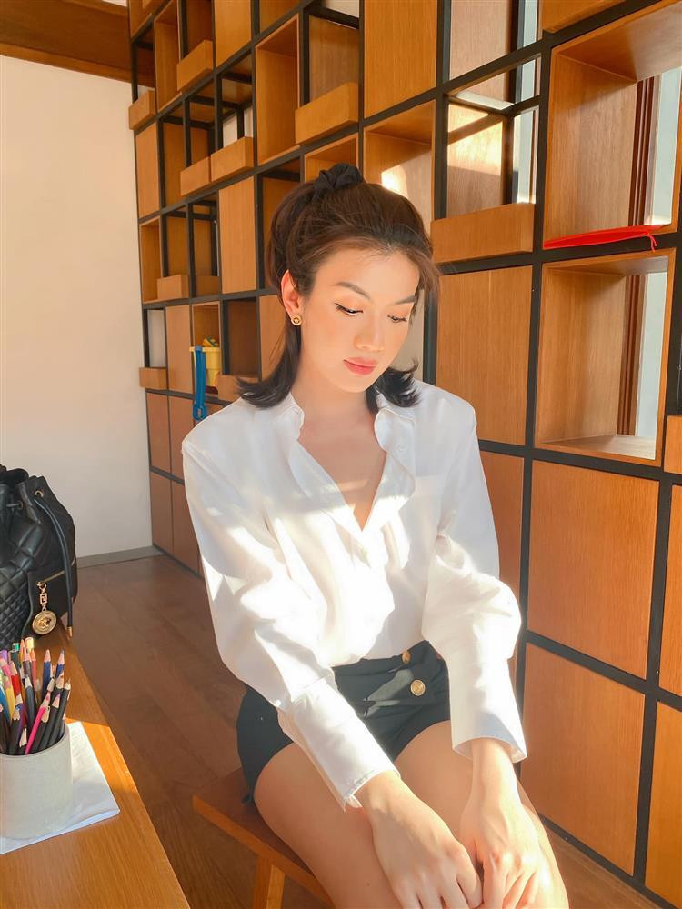 Đào Bá Lộc tỏa sáng với phong cách nữ sinh, cử chỉ điệu đà còn hơn cả con gái.