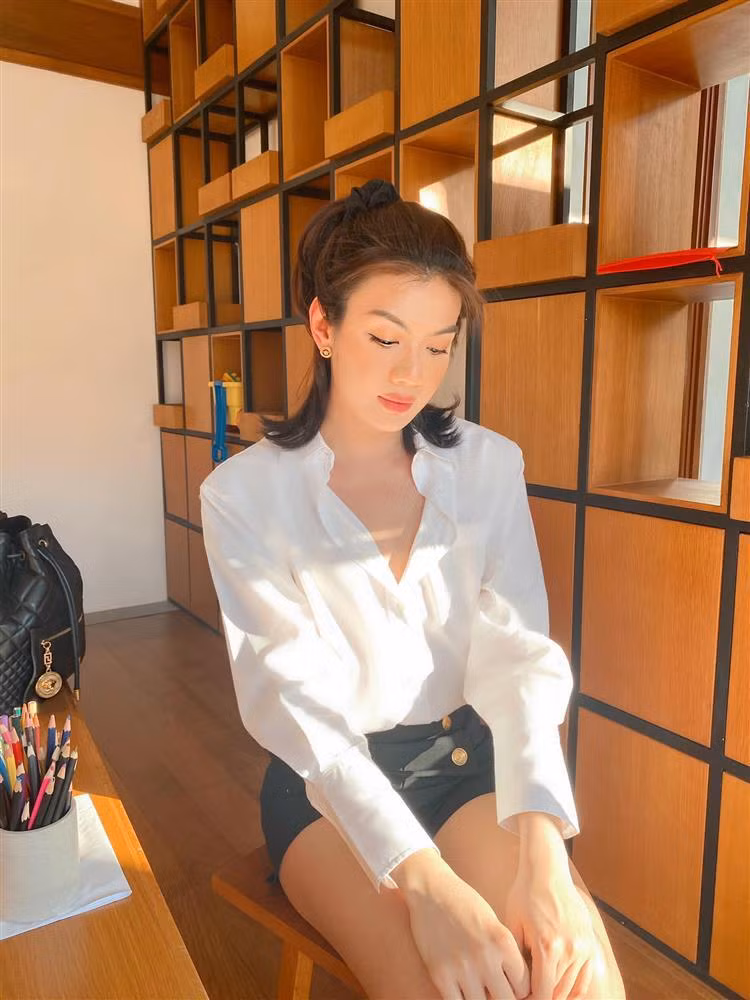 Đào Bá Lộc tỏa sáng với phong cách nữ sinh, cử chỉ điệu đà còn hơn cả con gái.