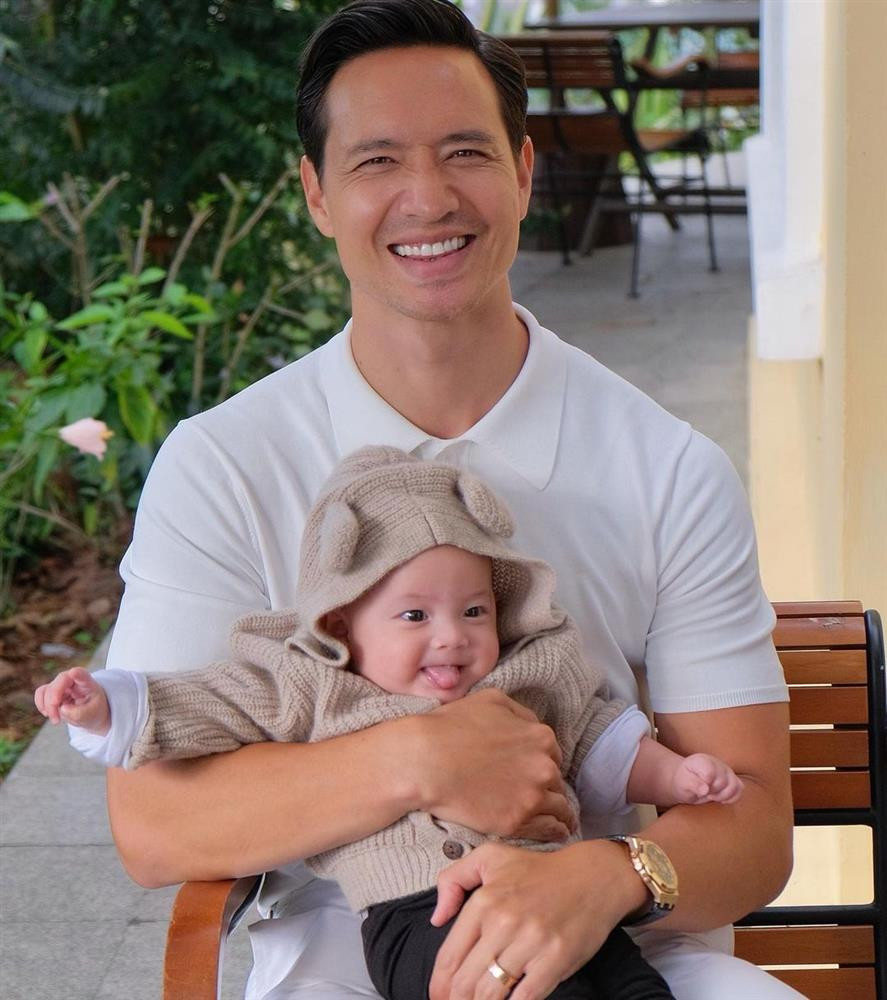 ẫn giữ được nét điển trai, song Kim Lý không thể chống lại sự trôi chảy của thời gian.