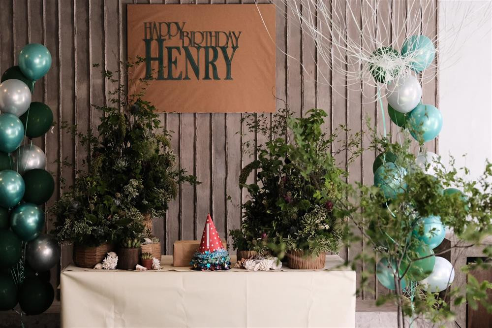 Trên mạng xã hội, Hồ Ngọc Hà mới đây chia sẻ loạt ảnh trong tiệc sinh nhật con trai cả Subeo, tổ chức hôm 20/6. Trong thời điểm TP.HCM giãn cách xã hội, nữ ca sĩ làm tiệc sinh nhật ấm cúng tại gia cho con trai. Bữa tiệc khiến nhiều người mãn nhãn với màu xanh chủ đạo, mang hơi thở nhiệt đới.