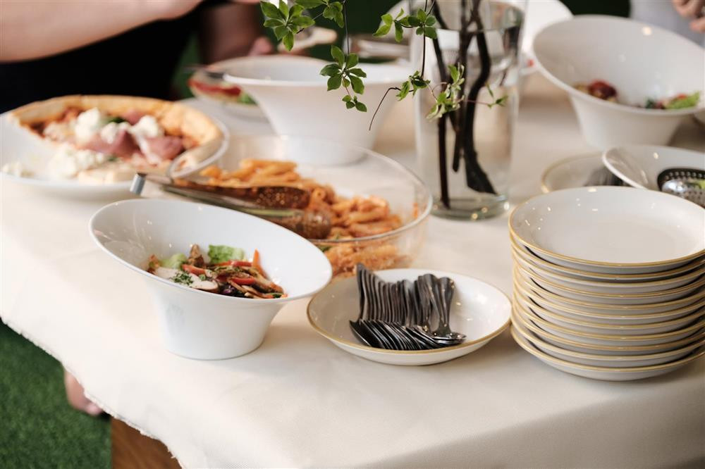 Những món ăn ngon bày biện trên bàn.