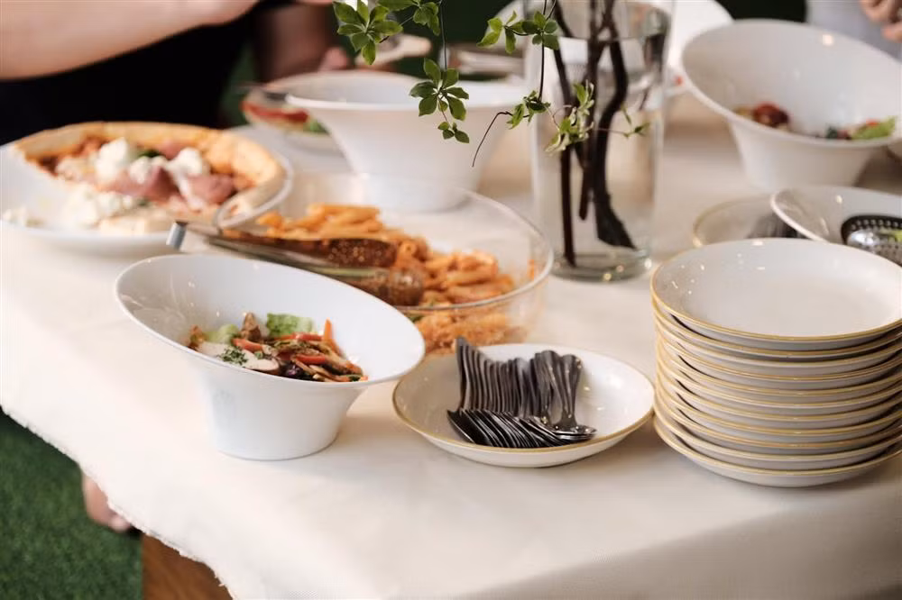 Những món ăn ngon bày biện trên bàn.