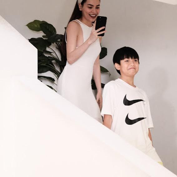 ubeo được mẹ đưa xuống nhà, hào hứng với những gì bày ra trước mắt.