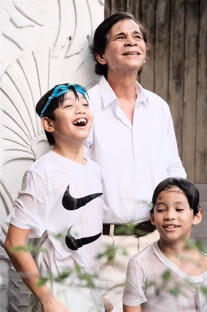 Subeo rạng rỡ bên ông ngoại.