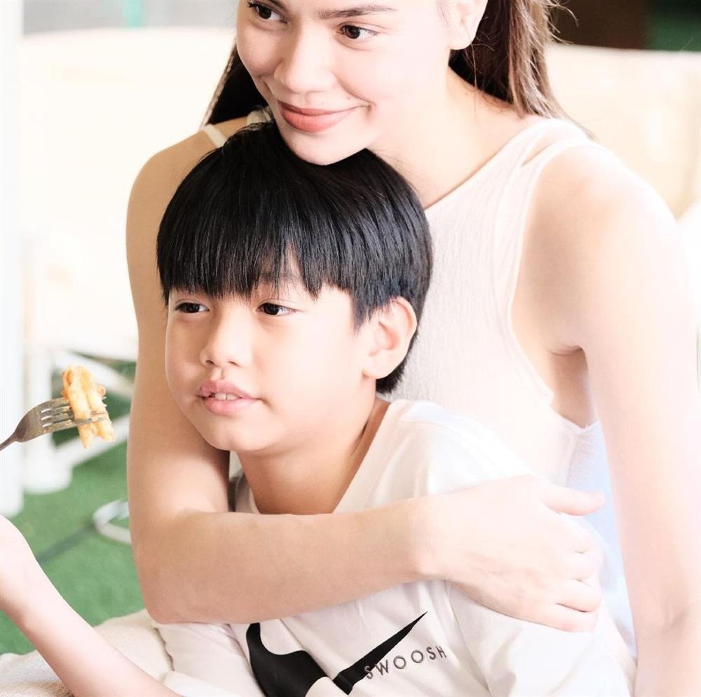 "Chúc mừng sinh nhật con trai yêu của mẹ. Giờ này 11 năm trước mẹ thật sự hồi hộp chờ đợi chào đón con với mọi bỡ ngỡ của lần đầu tiên làm mẹ. Thành thanh niên rồi đó, mong con thêm mạnh mẽ, và luôn giữ trái tim ấm áp với mọi người như thế nhé", Hồ Ngọc Hà viết đôi lời nhắn nhủ quý tử đầu lòng.