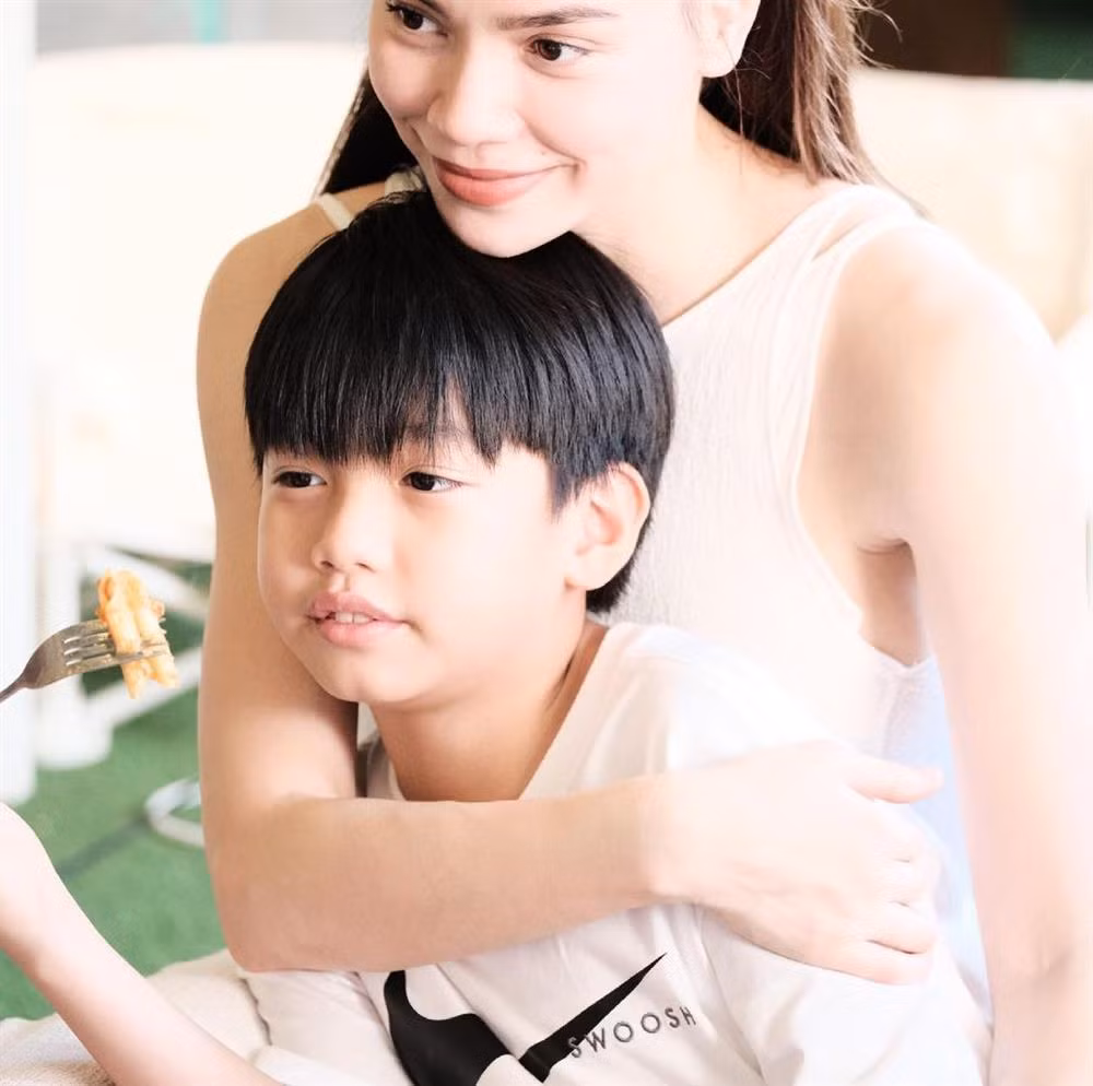 "Chúc mừng sinh nhật con trai yêu của mẹ. Giờ này 11 năm trước mẹ thật sự hồi hộp chờ đợi chào đón con với mọi bỡ ngỡ của lần đầu tiên làm mẹ. Thành thanh niên rồi đó, mong con thêm mạnh mẽ, và luôn giữ trái tim ấm áp với mọi người như thế nhé", Hồ Ngọc Hà viết đôi lời nhắn nhủ quý tử đầu lòng.