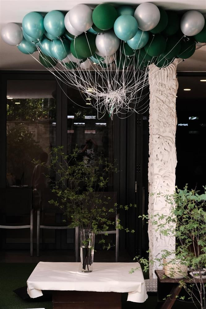 Bóng bay và những cành cây xanh tươi được bố trí tinh tế trên những bàn tiệc.