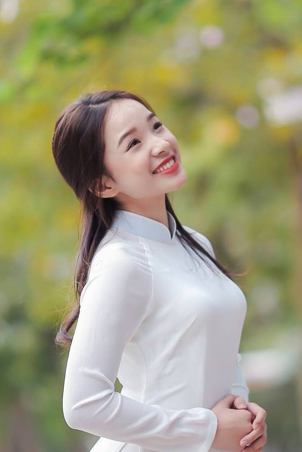 Trong mắt Tú Linh, mẹ là người rất tâm lý, vui tính. Cô coi NSƯT Thanh Thanh Hiền như người bạn thân, người phụ nữ đáng nể với nhân cách cao cả. "Càng trưởng thành mình càng nhận ra bản thân học hỏi được nhiều điều từ mẹ. Có lẽ bởi vậy, giữa mình và mẹ không có khoảng cách nào. Mình có thể chia sẻ từ chuyện kinh khủng nhất đến chuyện ngớ ngẩn, xấu hổ nhất. Khoảng thời gian đầu làm quen cuộc sống mới, mẹ chính là điểm tựa tinh thần lớn lao của mình", cô từng chia sẻ về mẹ trong một bài phỏng vấn.