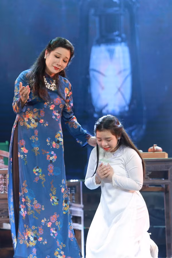 Thái Phương đã không ít lần đứng trên sân khấu song ca cùng mẹ. Cô cũng có ý định gắn bó với con đường nghệ thuật chuyên nghiệp.