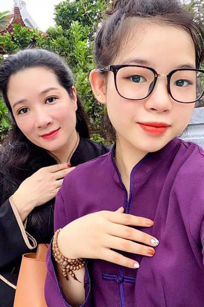 Thanh Thanh Hiền chia sẻ cả hai con của mình đã hiểu và biết cách cư xử sau khi biết mẹ ly hôn. Cô nói: "Tú Linh đang học ở nước ngoài, trưởng thành và tiếp cận với thế giới mở, cư xử rất văn minh. Bạn ấy cực kỳ hiểu mẹ, yêu mẹ và tôn trọng những quyết định của mẹ. Bạn ấy không bao giờ đề cập tới vấn đề này, mặc dù tôi hiểu bạn ấy biết chuyện gì đã xảy ra với tôi và cũng có chút xáo động trong tâm can. Bạn ấy buồn thương mẹ nhưng không bao giờ để lộ ra bởi vì mọi thứ rồi cũng sẽ qua.