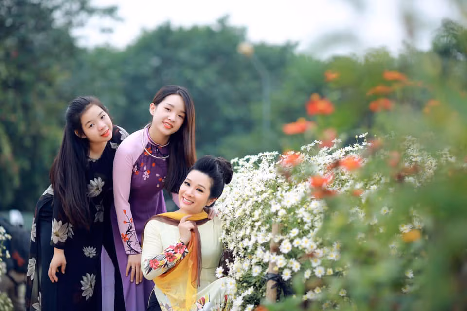 Hai con gai tai nang, xinh nhu hoa cua Thanh Thanh Hien