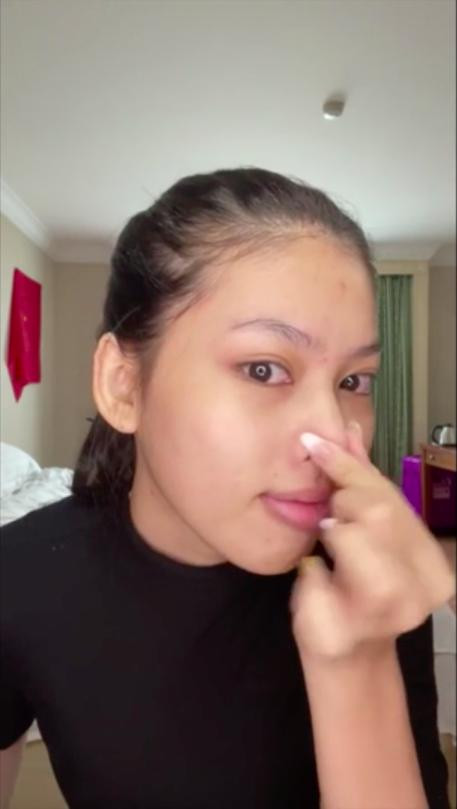 Trước đó, trong một đoạn livestream trang điểm và giao lưu với khán giả, Ngọc Thảo cũng không ngại để lộ mặt mộc đầy khuyết điểm như mụn, da không đều màu, môi thâm,... Song Á hậu 2 Hoa hậu Việt Nam 2020 vẫn được khen ngợi nhờ sống mũi cao, chân mày đậm.