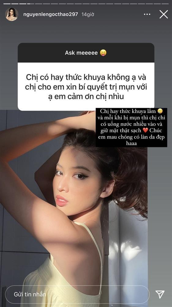 Để cải thiện làn da, người đẹp sinh năm 2000 chia sẻ bí quyết đó là giữ mặt sạch và uống thật nhiều nước. Việc uống nước thường xuyên sẽ giúp da bổ sung độ ẩm thích hợp cũng như làm căng đầy các tế bào da và đào thải các tạp chất, từ đó giúp da trông trắng sáng, tươi trẻ và hạn chế sinh mụn hơn.