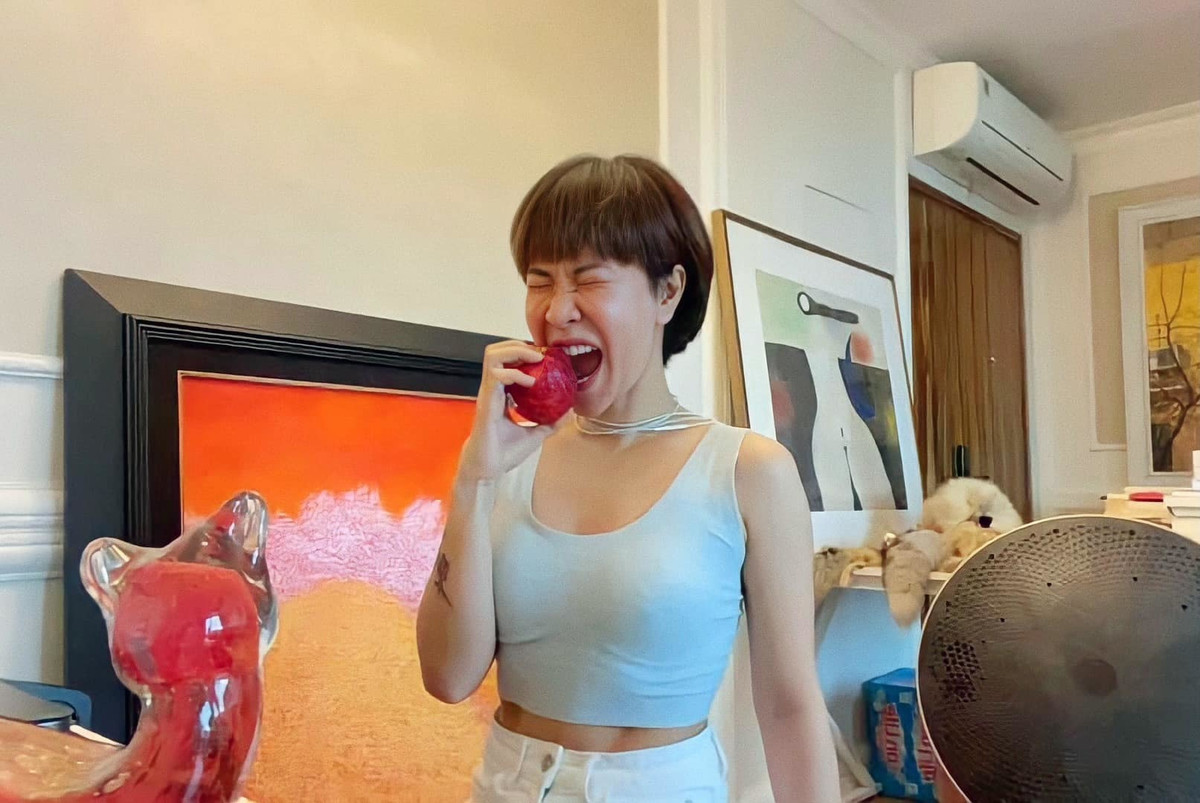 Sao Việt Uyên Linh làm dáng với táo.