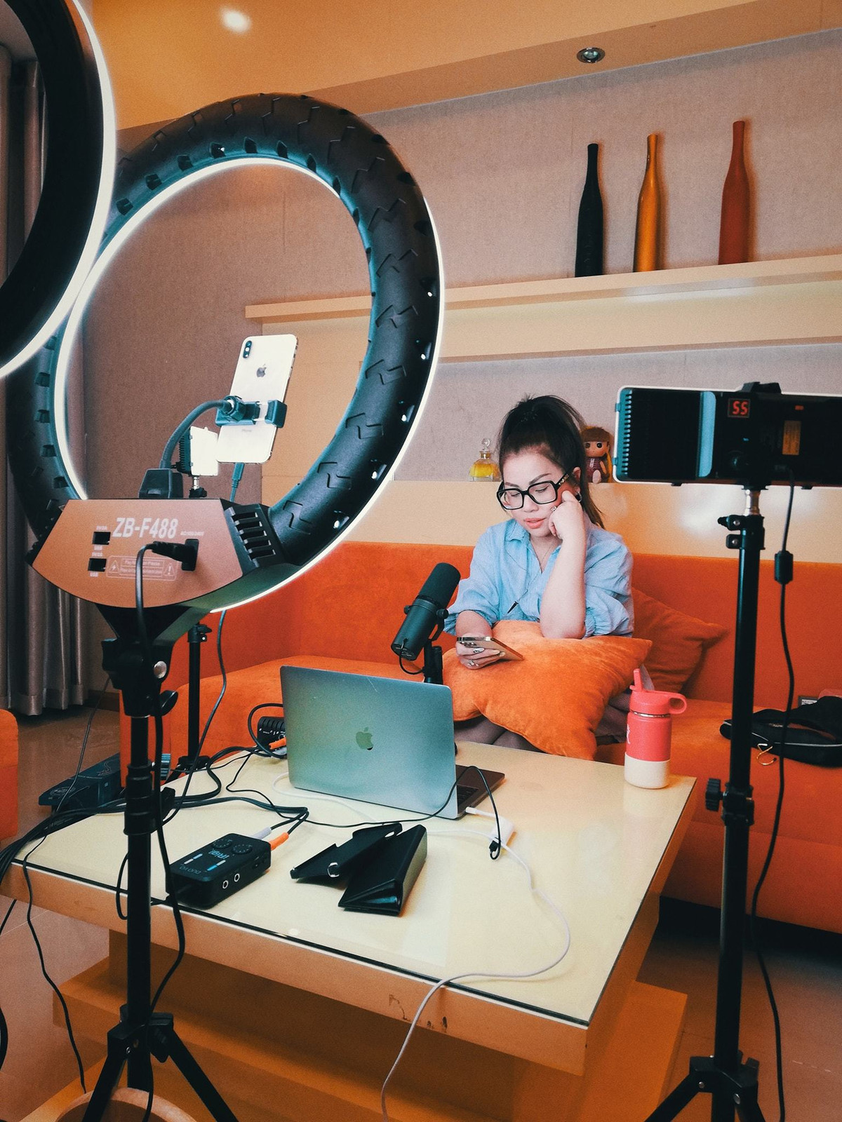 Minh Tuyết "bày trận" mỗi khi livestream hát tặng khán giả.