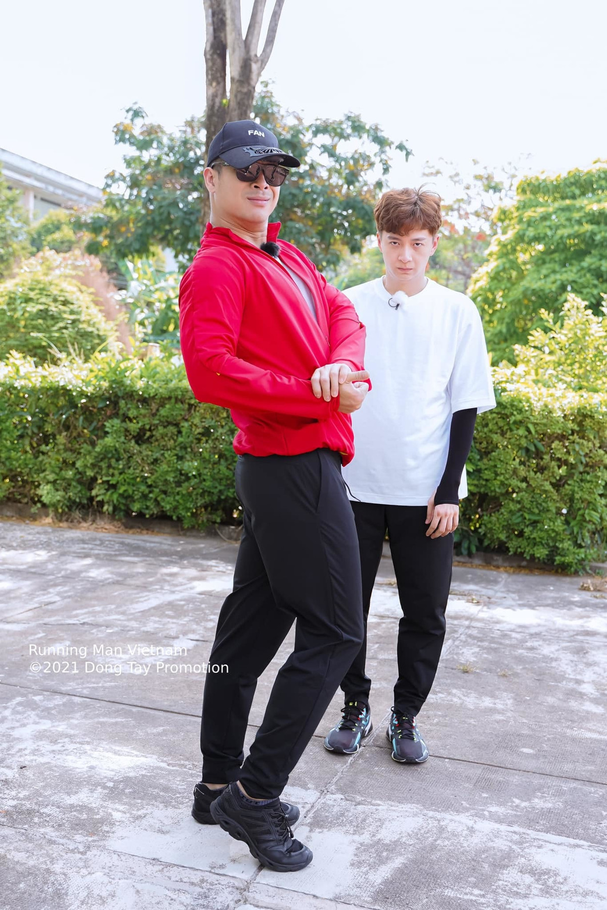 Trương Thế Vinh tạo dáng hài hước bên Ngô Kiến Huy.