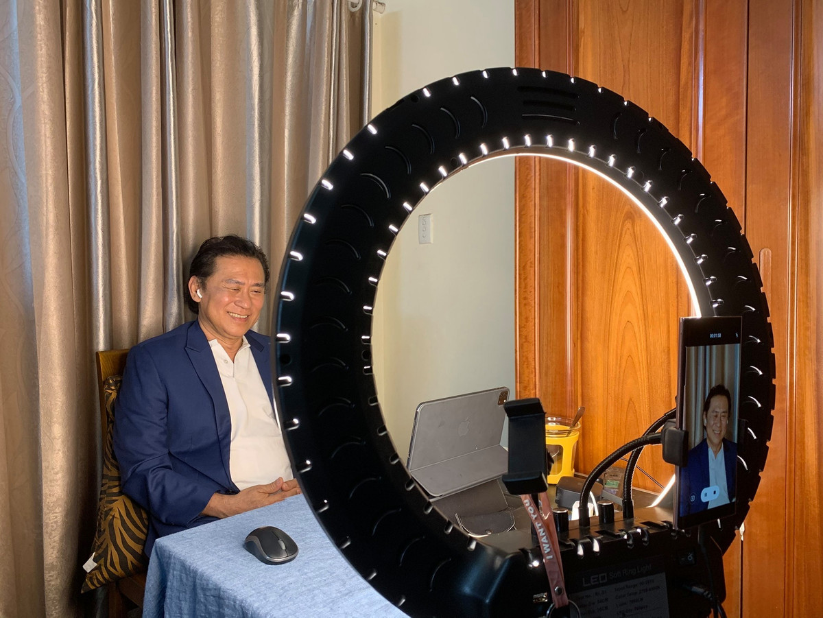 Tạ Minh Tâm làm việc online.