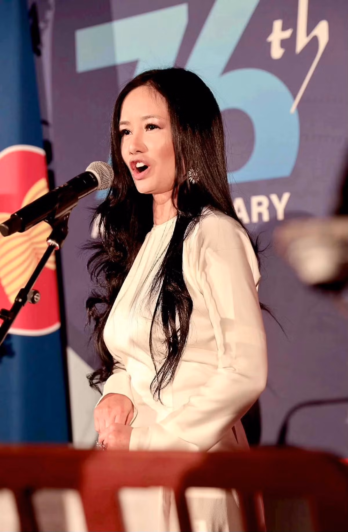 Hồng Nhung cất cao tiếng hát giữa dịch bệnh.