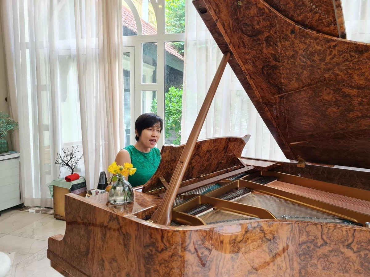 Mỹ Linh thích thú nghịch ké đàn nhà bạn.