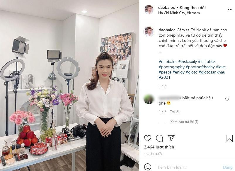 br/> Từ trước đến nay dù là đi Giỗ Tổ Nghề ở đâu, Đào Bá Lộc cũng đều lên đồ rất chỉn chu chưa từng mắc sai lầm thời trang và ngay cả khi ở nhà anh cũng vậy. Tuy nhiên, lần này, Lộc chơi lớn khi diện áo sơ mi sơ vin cùng chân váy dài tông đen - trắng rất thanh lịch. Giọng ca Sài Thành còn tạo dáng rất Hoa hậu.