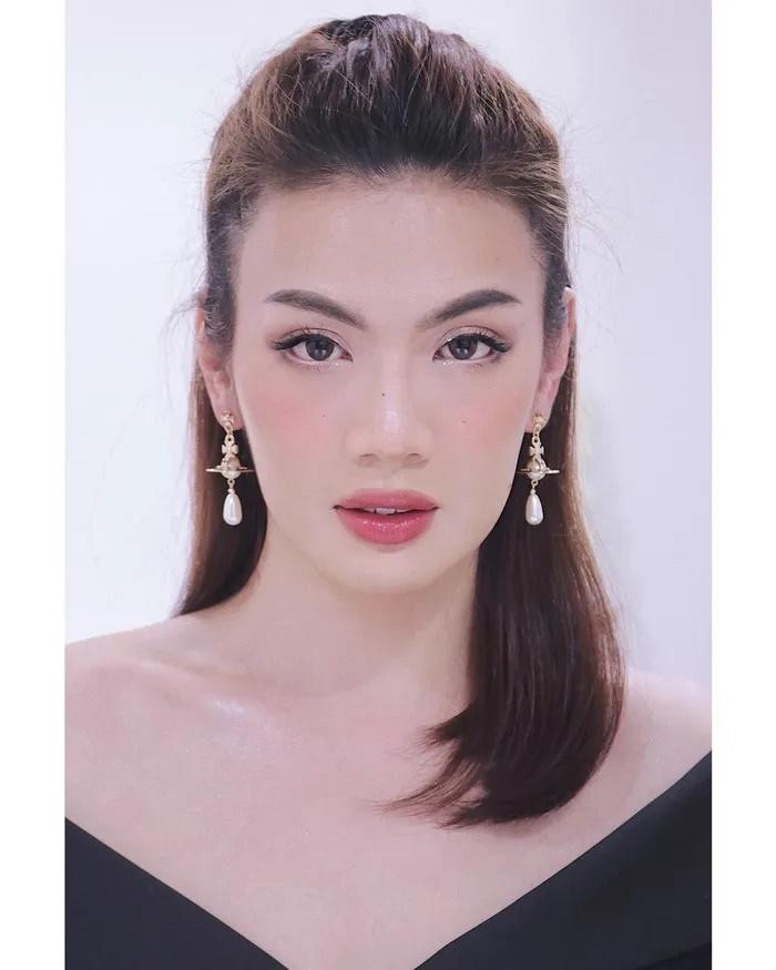 Gương mặt hoàn hảo không nhận ra sau khi Đào Bá Lộc biến hóa với lớp trang điểm sương sương cùng đôi bông tai lủng lẳng.