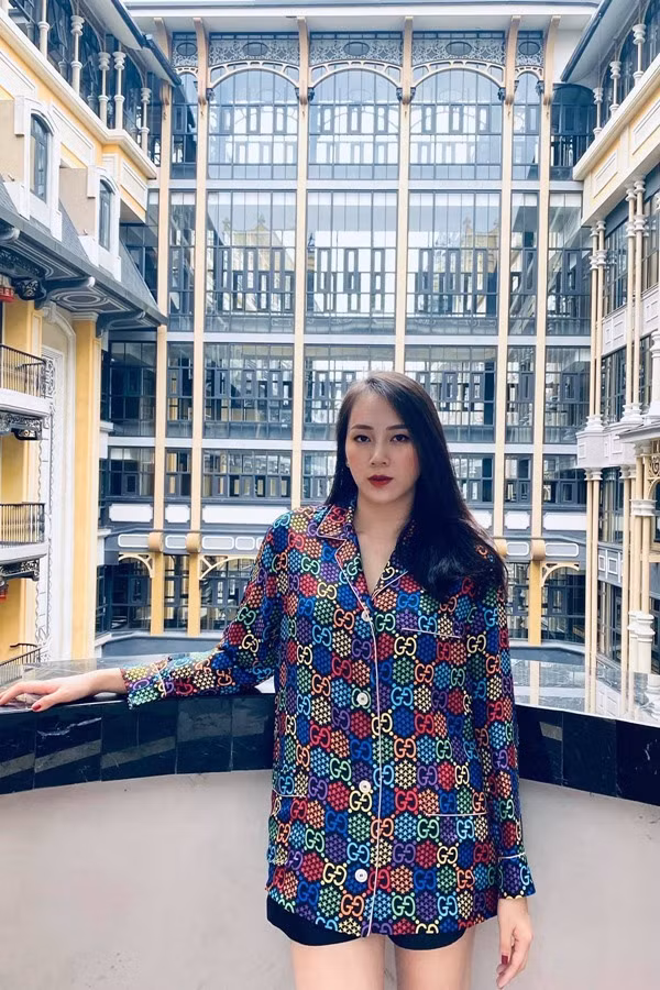 Chia sẻ về cuộc sống hôn nhân, Ngọc Thạch cho biết chồng cô là một người khá gia trưởng nhưng luôn quan tâm, lo lắng cho gia đình, bố mẹ. Vợ chồng siêu mẫu Ngọc Thạch luôn tôn trọng đời sống riêng tư của đối phương.