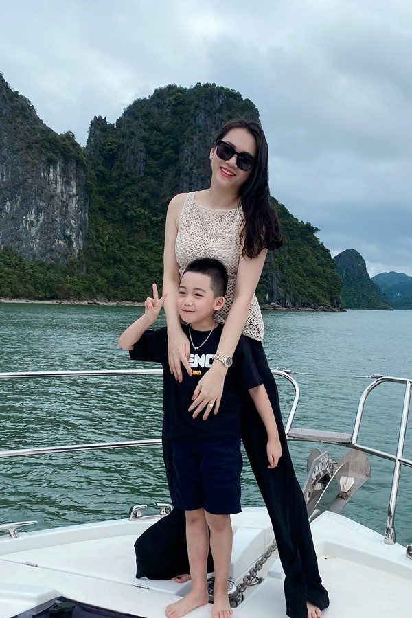 Ngọc Thạch chia sẻ bản thân luôn yên tâm và tin tưởng tuyệt đối ông xã bởi cô nghĩ nếu người đàn ông không muốn thì không cô gái nào có thể chen chân vào hạnh phúc gia đình.