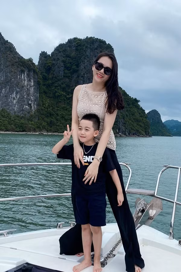 Ngọc Thạch chia sẻ bản thân luôn yên tâm và tin tưởng tuyệt đối ông xã bởi cô nghĩ nếu người đàn ông không muốn thì không cô gái nào có thể chen chân vào hạnh phúc gia đình.