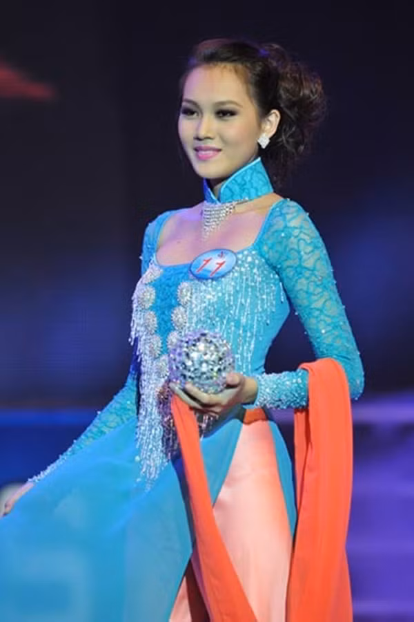  Ngọc Thạch sở hữu chiều cao 1,75 m và số đo hình thể khá chuẩn 80-60-90 cm. Cô là gương mặt quen thuộc trong giới thời trang, từng góp mặt trong nhiều show thời trang lớn. Có thế mạnh về khuôn mặt đẹp và phong cách trình diễn chuyên nghiệp, Ngọc Thạch xuất hiện khá nhiều trên các tạp chí thời trang.