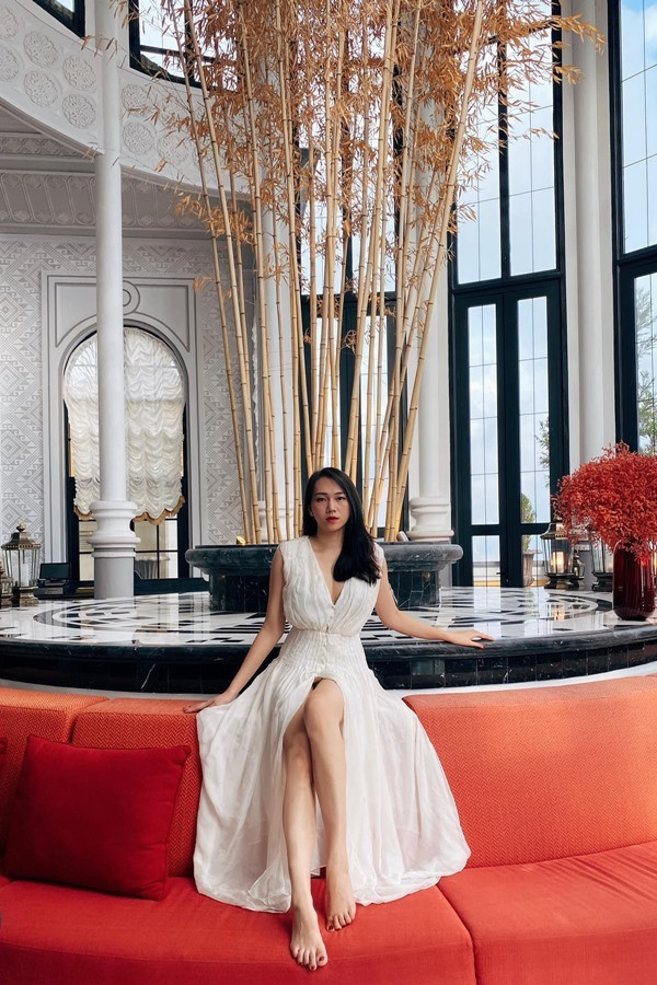 Ngoài ra, cô cũng phụ trách thêm mảng marketing cho salon tóc của gia đình.