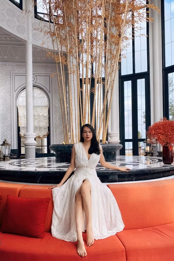 Ngoài ra, cô cũng phụ trách thêm mảng marketing cho salon tóc của gia đình.