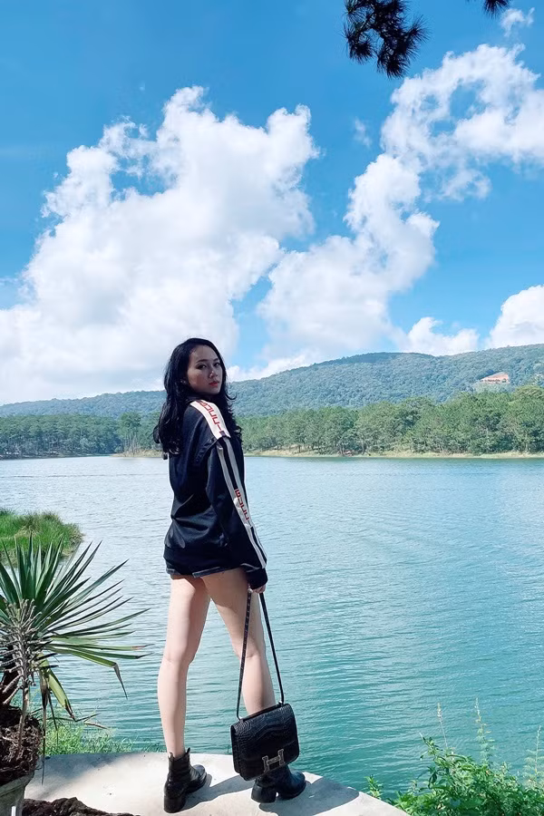 Sau sinh 2 con, người đẹp vẫn giữ được vóc dáng thon gọn và nhan sắc trẻ trung, xinh đẹp.