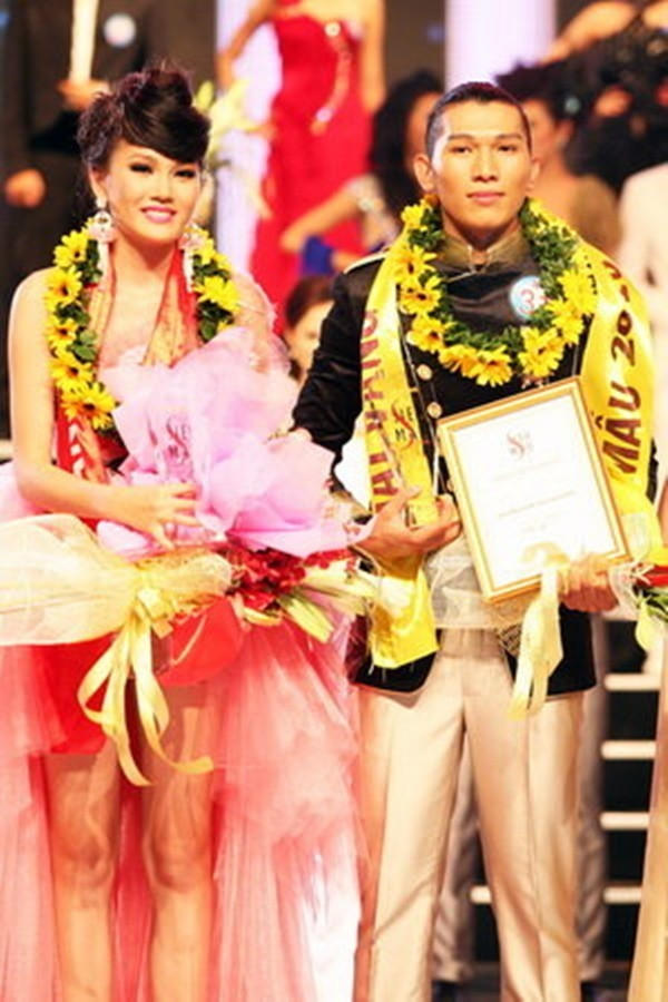 Ngọc Thạch từng 3 lần liên tiếp tham dự giải Siêu mẫu Việt Nam. Tuy nhiên 2 lần đầu, năm 2008, 2009, cô không đủ tuổi dự thi. Năm 2010, Ngọc Thạch được đánh giá là thí sinh mạnh và được kỳ vọng nhiều. Cô sở hữu vẻ đẹp thuần hậu, thanh tú, trẻ trung. Nữ người mẫu giành được cúp vàng và được quyền tham dự cuộc thi Siêu mẫu thế giới 2010.