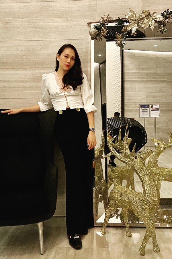 Cựu siêu mẫu sinh cho chồng thiếu gia 2 con trai kháu khỉnh. Cô sinh con trai đầu lòng, bé Ricky bằng phương pháp đẻ mổ hồi năm 2015. Khi bé trai đầu lòng lên 4 tuổi, cuối năm 2018, Ngọc Thạch công khai thông báo tin vui gia đình sắp chào đón thành viên tiếp theo. Năm 2019, người đẹp hạ sinh con trai thứ 2 - bé Owin.