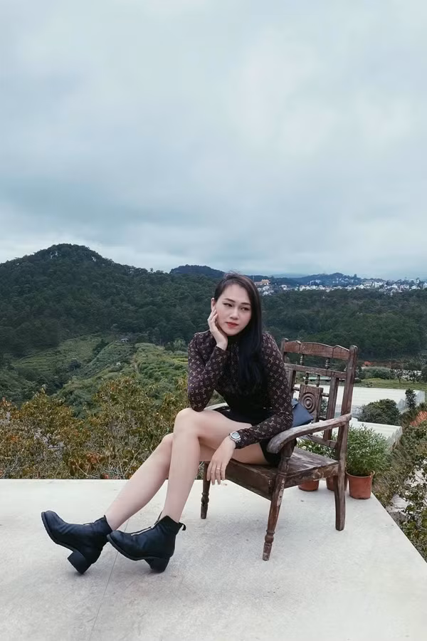 Người đẹp cho biết cô rất ngưỡng mộ mẹ chồng. Khi về làm dâu, cô luôn theo chân mẹ chồng để học hỏi cả trong công việc lẫn cách quán xuyến mọi việc trong gia đình.