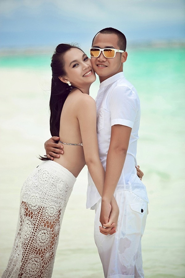 Ông xã siêu mẫu Ngọc Thạch sinh ra trong một gia đình giàu có, bề thế tại Hà Nội. Anh đang nắm giữ chức giám đốc marketing của một công ty nổi tiếng. Đám cưới của cựu siêu mẫu và chồng được đánh giá là đám cưới xa hoa bậc nhất showbiz Việt với chi phí lên đến 7 tỷ đồng.