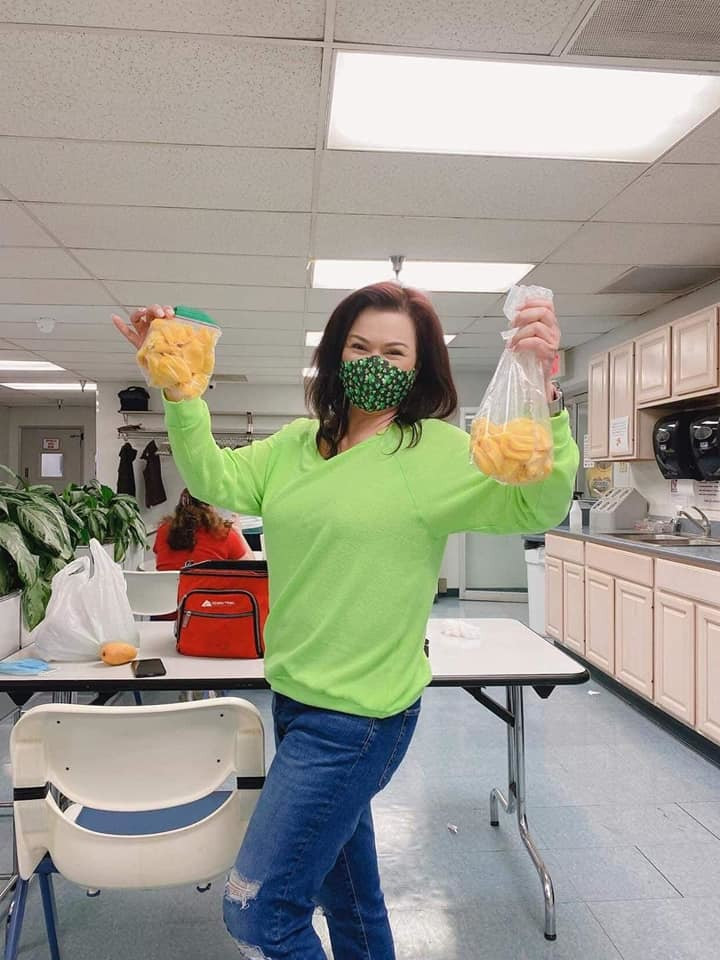 Bà xã Chí Tài hào hứng được tặng bánh ngon.