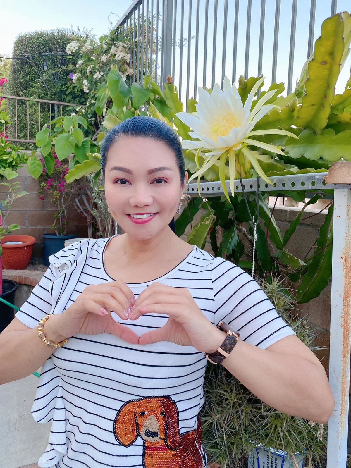 Sao Việt Ngọc Huyền ngắm hoa sinh thơ: "Mặt trời mọc sáng chiều lại lặng / Cuộc sống dần trôi cứ thế thôi / Con người cùng già theo năm tháng / Cũng như hoa kia nở rồi tàn".