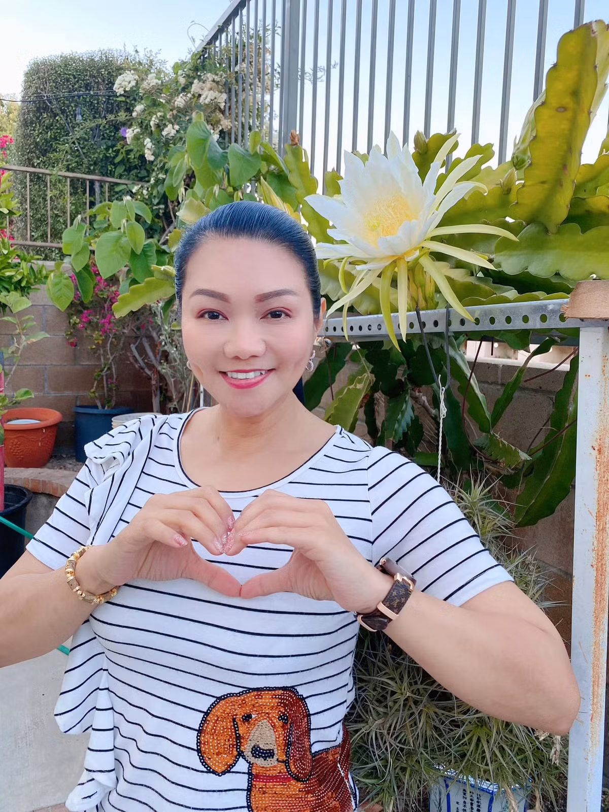 Sao Việt Ngọc Huyền ngắm hoa sinh thơ: "Mặt trời mọc sáng chiều lại lặng / Cuộc sống dần trôi cứ thế thôi / Con người cùng già theo năm tháng / Cũng như hoa kia nở rồi tàn".