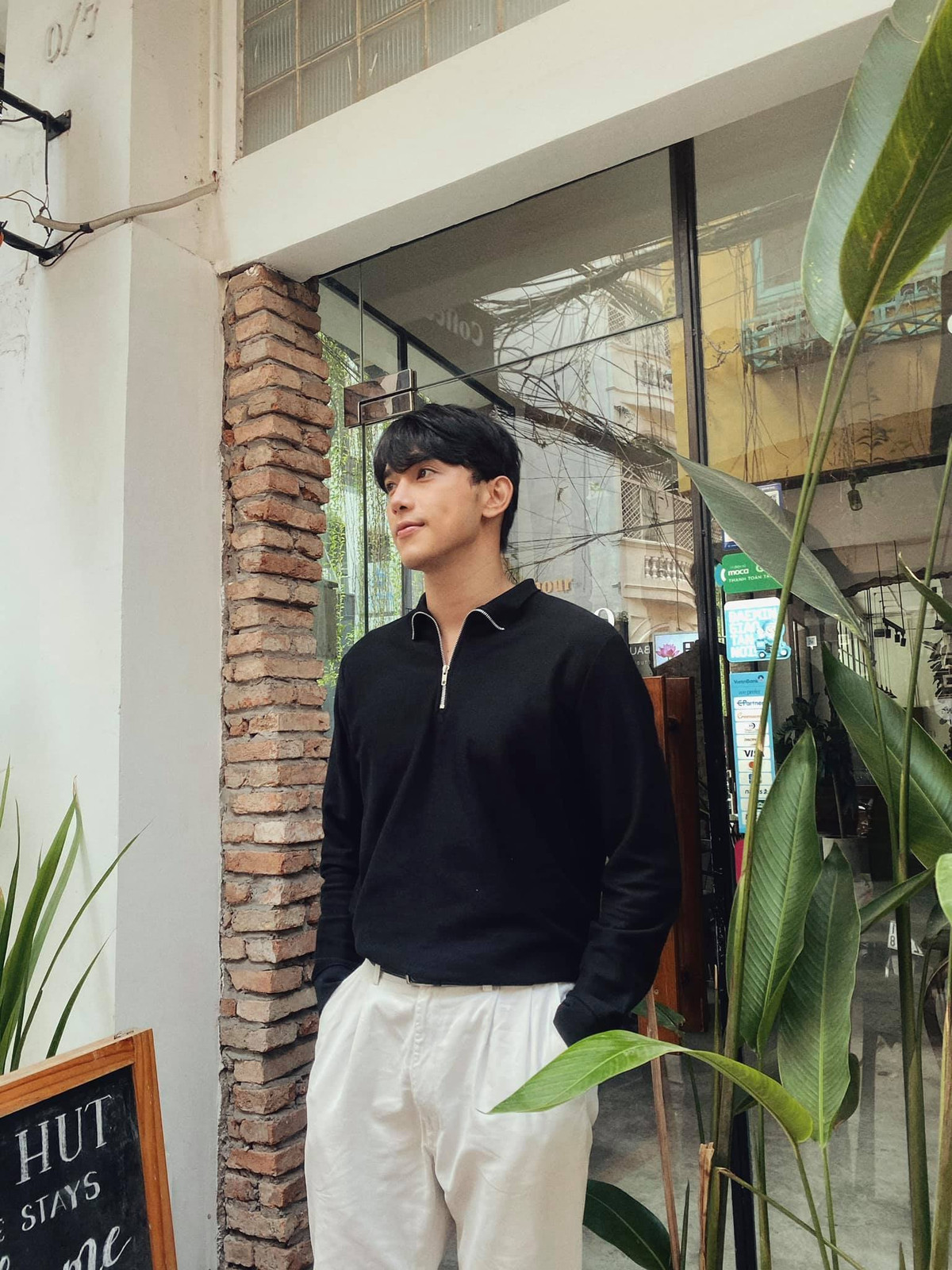 Thuận Nguyễn mặc đơn giản ra đường.