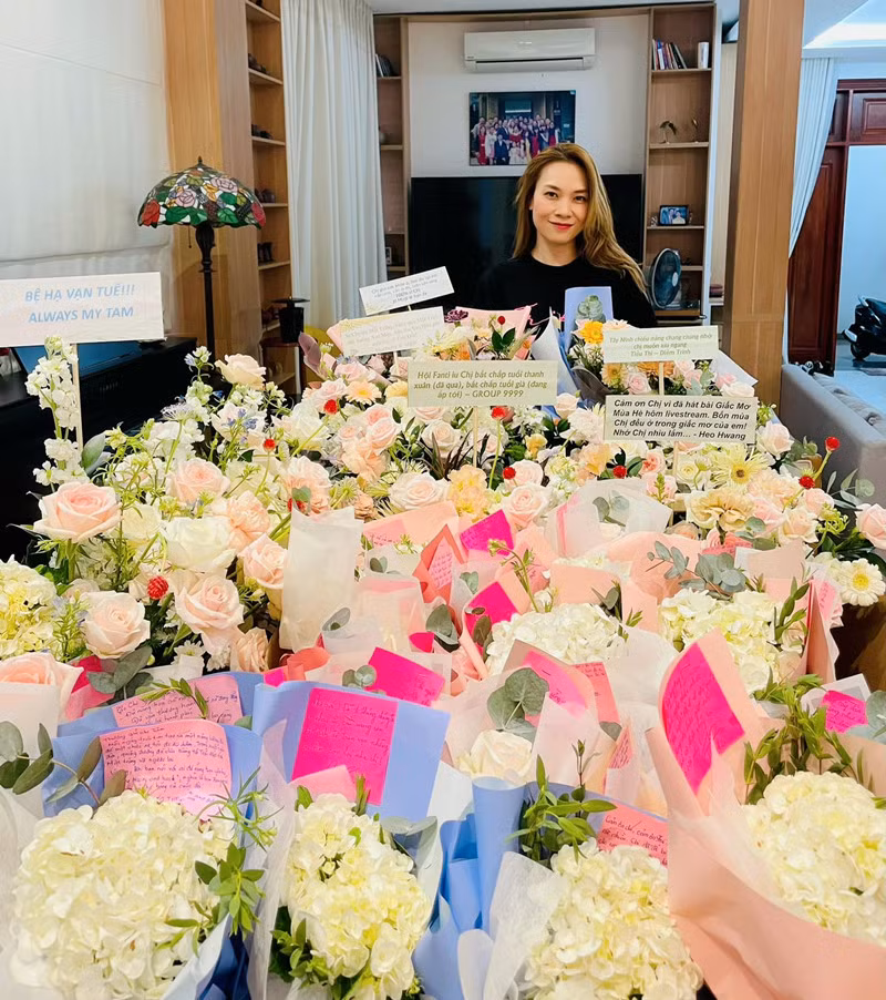 Sao Việt hôm nay 26/5: Mỹ Tâm bên "núi" hoa thư của fan. "Ngày này tháng trước chúng ta cùng hoà mình với nhau thật hạnh phúc. Tất cả luôn là những kỷ niệm đẹp, mong rằng chúng ta sẽ có thêm những điều tuyệt vời nữa", ca sĩ chia sẻ. 