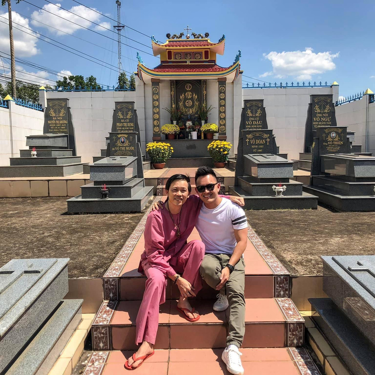 Con trai Hoài Linh động viên ba: "Một năm vừa qua bố đã mất mát nhiều rồi, từ người thân đến người trong gia đình. Và giờ đừng mất sức khoẻ nữa nhé bố. Có những chuyện chỉ người trong nhà mới biết".