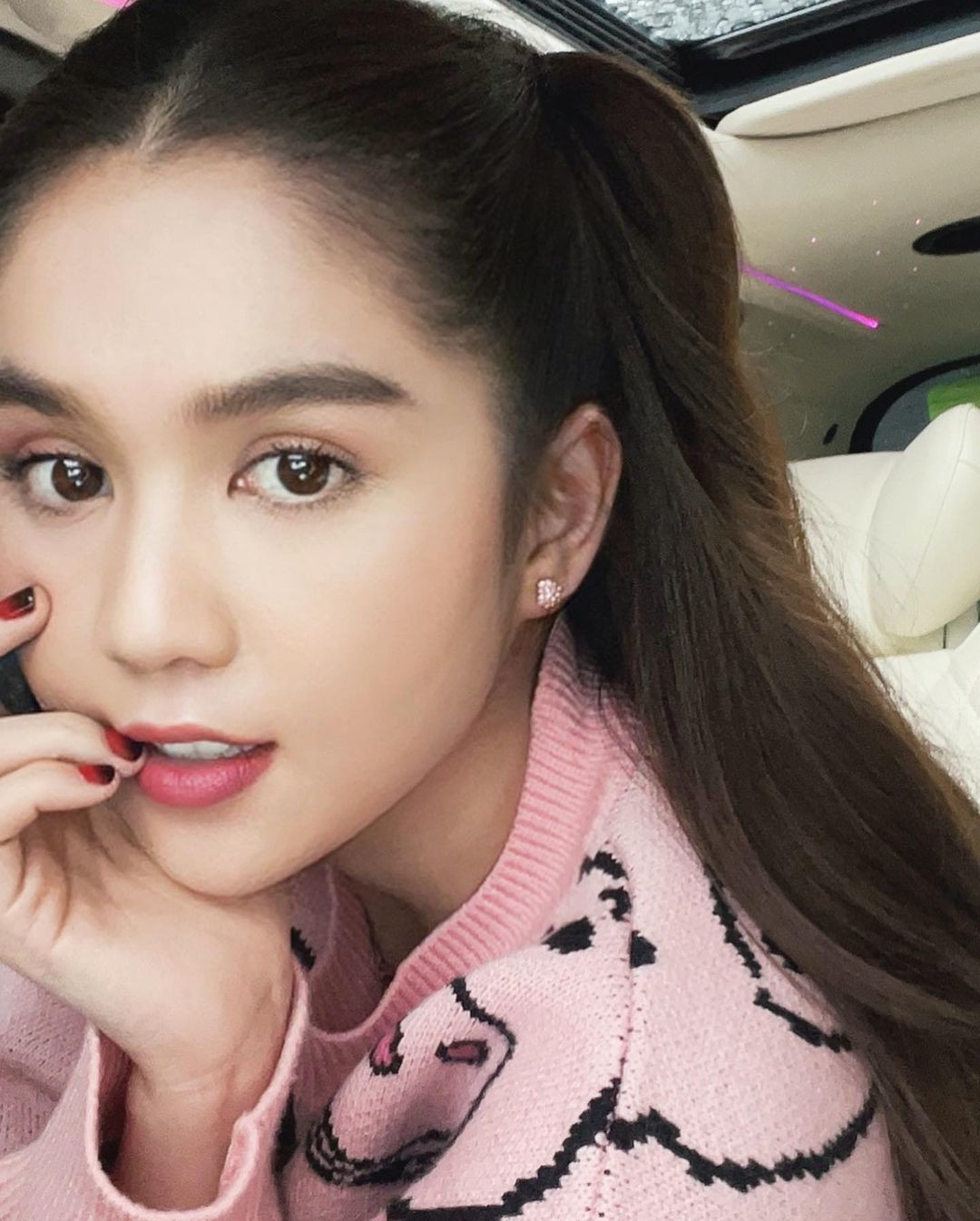 Ngọc Trinh dễ thương với tóc 2 chùm.