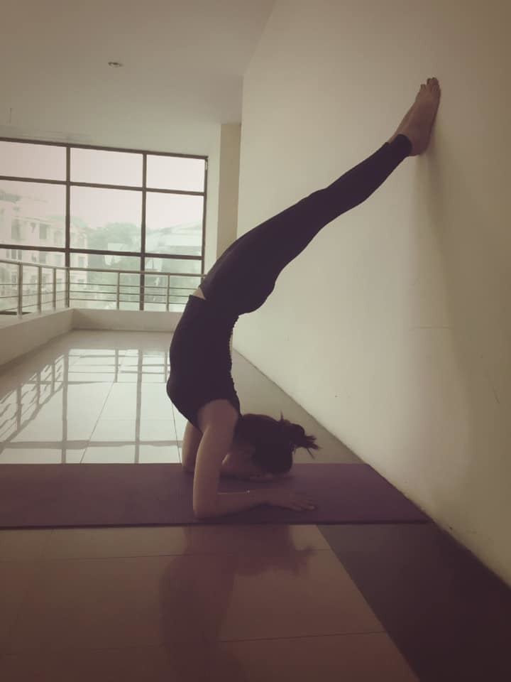 Bà xã Công Lý tập yoga.