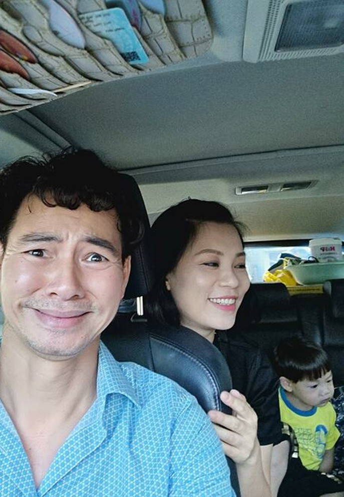 Xuân Bắc selfie với biểu cảm của mình và vợ, con trai út "mỗi người một vẻ".