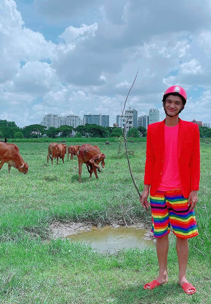 Mạc Văn Khoa gây cười khi diện đồ nổi bật tạo dáng chụp ảnh bên đàn bò.
