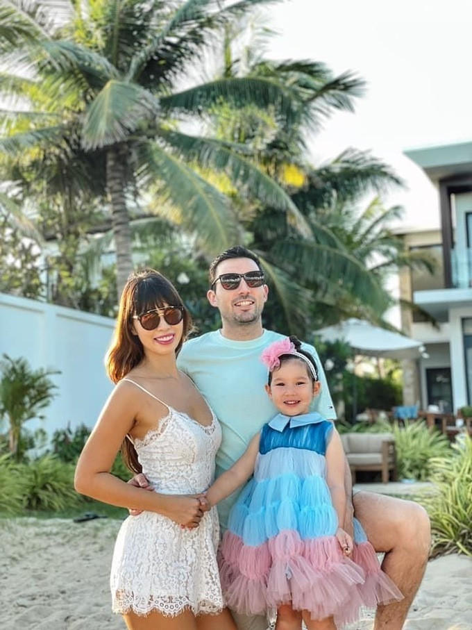 Hà Anh chia sẻ khoảnh khắc gia đình để mừng sinh nhật ông xã ngoại quốc.